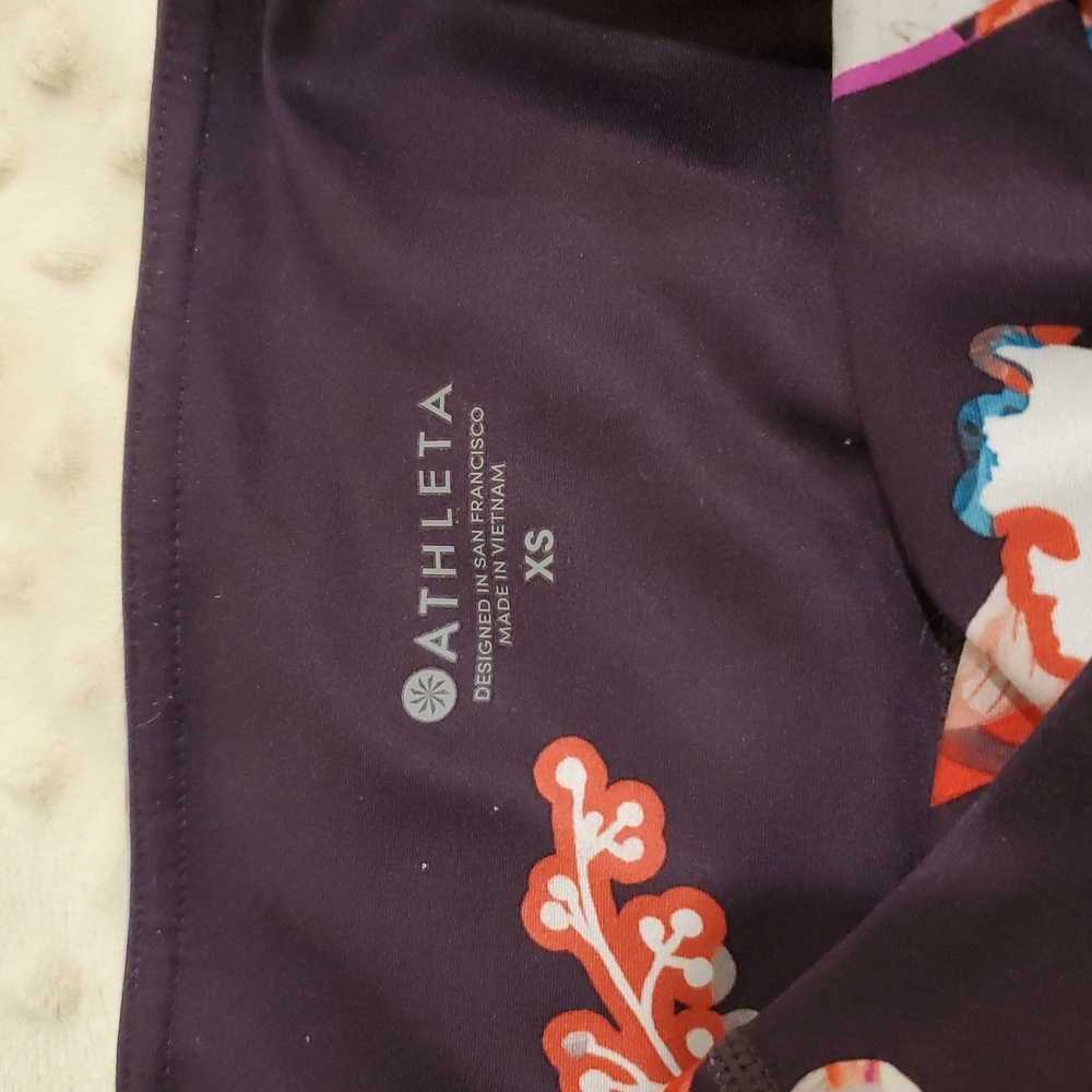 Athleta Stash Pocket Floral Salutation Tight in Powervita Regal Plum XS - Picture 7 of 7